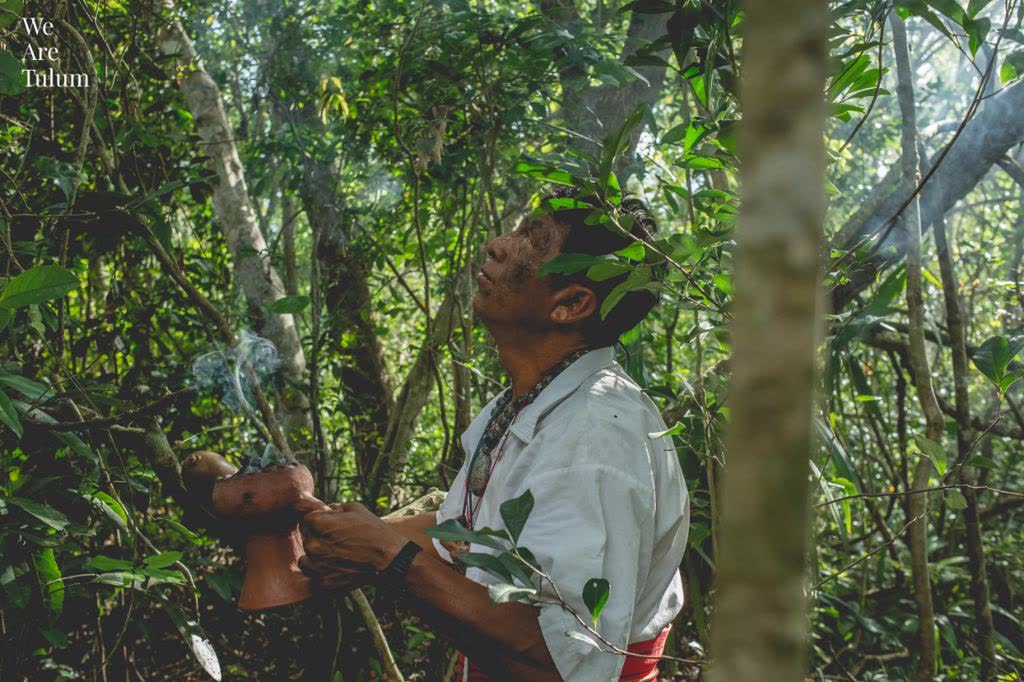 Sahumerio de copal en la selva