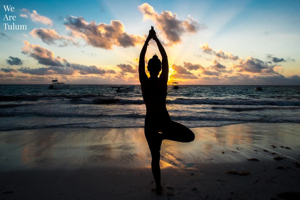 Yoga en la playa al amanecer